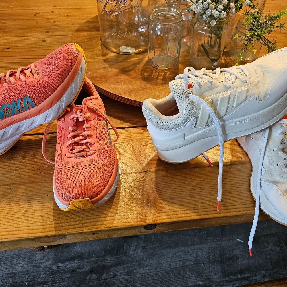 Athletic tennis shoes